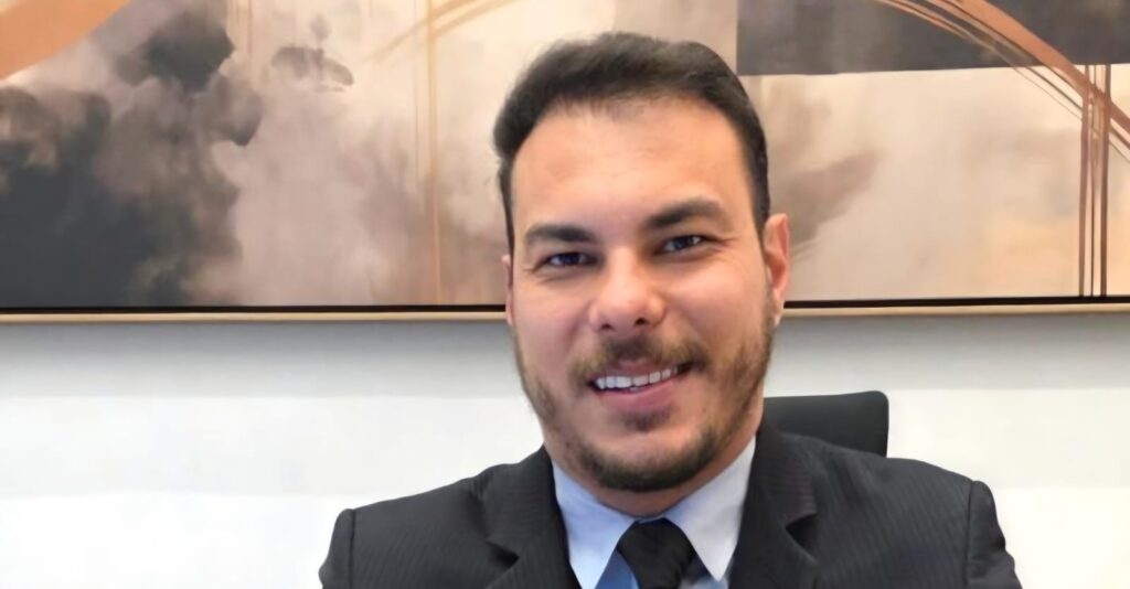– Dedicado, capacitado e comprometido com o exercício da advocacia, o Dr. Lucas Noronha Mariano é um profissional que merece todo o nosso reconhecimento e destaque. Com conhecimento, seriedade e uma atuação pautada pela ética, vem construindo uma trajetória de respeito no cenário jurídico. Seu profissionalismo, aliado à dedicação em cada causa e ao compromisso com seus clientes, traduz a essência de um advogado preparado para os desafios da profissão. Dr. Lucas Noronha Mariano: competência, credibilidade e dedicação a serviço da Justiça.