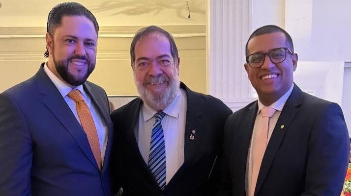 A advocacia de Franca esteve muito bem representada no recente encontro que reuniu profissionais da área jurídica. Em destaque, três nomes que simbolizam competência, credibilidade e excelência: Dr. Rafael Spirlandeli, Dr. Rui Engracia Garcia e Dr. Bruno da Silva Oliveira. Cada um, com sua brilhante trajetória e reconhecida atuação, contribui diariamente para o fortalecimento da Justiça e para a valorização da advocacia em nossa cidade. Um registro que celebra não apenas um agradável momento de confraternização, mas também o talento e o prestígio de três verdadeiros ícones do Direito francano.