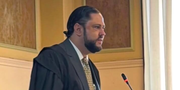 Neste Mês da Advocacia, nada mais justo do que homenagear um profissional tão dedicado, respeitado e requisitado como o Dr. Rafael Spirlandeli, um dos grandes nomes da advocacia criminal de nossa região. Com competência, conhecimento e atuação marcante, ele construiu uma trajetória de respeito e credibilidade no meio jurídico. Na foto, um momento de destaque: Dr. Rafael fazendo uso da tribuna no Tribunal de Justiça do Estado de São Paulo, demonstrando toda a segurança e a excelência que marcam sua atuação profissional.
