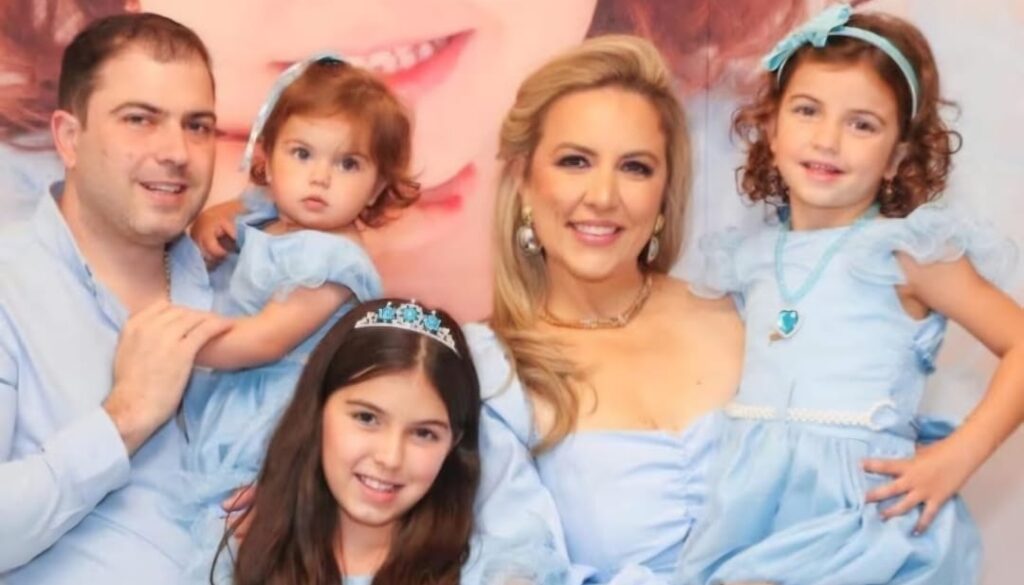 A família do renomado médico Oncologista Clínico e especialista em cuidados paliativos, Dr. Rogério Campos Cintra Volpe, merece um destaque especial. Ao lado da esposa, Thalita, e das filhas, Maria Teresa, Maria Luisa e Maria Alice, ele revela também, no ambiente familiar, os valores que fazem dele uma pessoa tão admirada e querida. Profissional de grande competência e sensibilidade, Dr. Rogério é também Diretor Clínico do Hospital do Coração de Franca, onde realiza um trabalho exemplar, pautado pelo compromisso, pela dedicação e pelo cuidado com cada paciente. Uma bela família, que representa união, carinho e os valores que tornam ainda mais especial a trajetória desse grande médico francano.