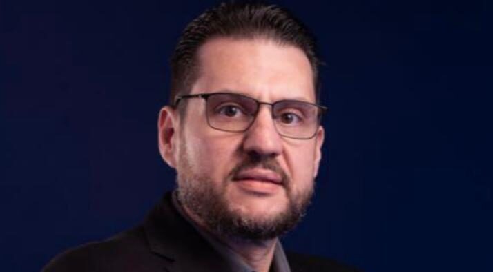 É sempre uma satisfação destacar profissionais que fazem a diferença, e o caríssimo Dr. William Guagneli Dias é, sem dúvida, um nome de enorme destaque na área jurídica empresarial. Competência, conhecimento e uma trajetória marcada pelo profissionalismo fazem dele uma referência em sua área de atuação. Fizemos o convite e, em breve, teremos a alegria de recebê-lo no Família Verzola Recebe, onde ele contará um pouco de seu trabalho, sua trajetória e também de sua vida. Será, certamente, um bate-papo especial com um profissional que muito honra a advocacia!