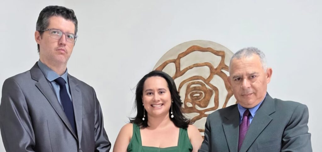Nossa coluna destaca com muito carinho a competente equipe da RAN Advogados, formada pela Dra. Laís, Dr. Leonardo e Dr. Carlos, profissionais que se consolidaram como grandes referências na área do Direito Previdenciário. Com conhecimento, dedicação e atuação responsável, o trio se destaca pela qualidade do trabalho e pelo compromisso com seus clientes. RAN Advogados, sinônimo de competência, credibilidade e excelência!