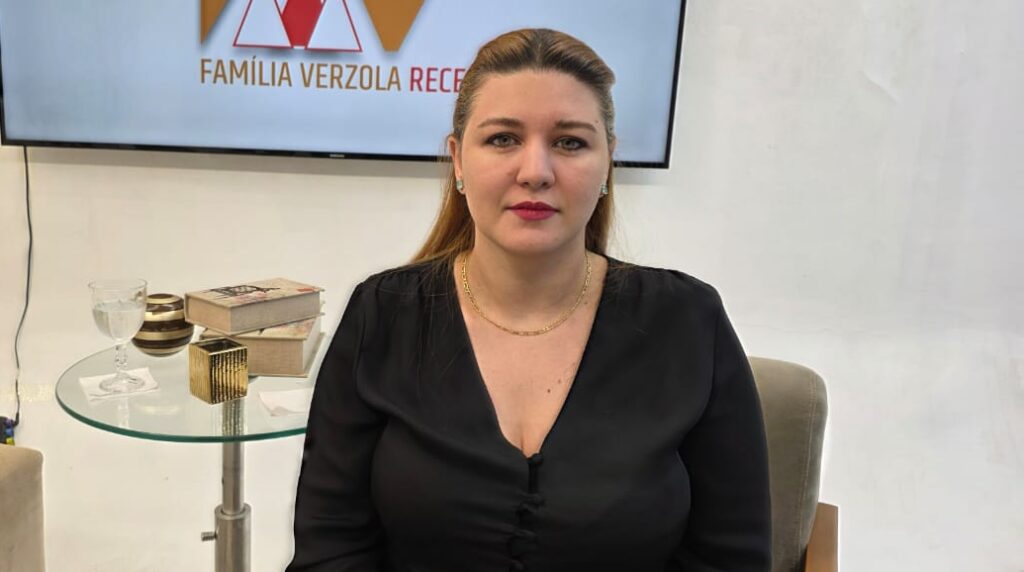 Entre os nomes que dignificam a advocacia de nossa cidade, destaca-se com brilho próprio a Dra. Aline Scotti, profissional respeitada e admirada por sua competência, dedicação e, sobretudo, por sua conduta exemplar. Com uma trajetória marcada pelo profissionalismo, ética e compromisso com a Justiça, Dra. Aline conquistou o reconhecimento de seus colegas e de toda a comunidade jurídica francana. É com grande satisfação que nossa coluna presta a ela este destaque especial, como forma de reconhecer uma profissional que representa, com muita competência e elegância, a força e a seriedade da advocacia de Franca. Nosso carinho, admiração e aplausos à Dra. Aline Scotti!