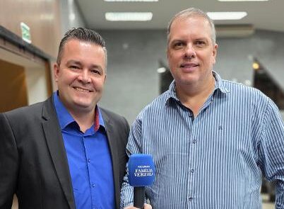 Nesta quarta-feira, às 19h30, pelo canal 3 da Net/Claro, tem mais uma edição especial do programa Família Verzola Recebe! E hoje vamos mostrar todos os detalhes da emocionante solenidade da Moção de Aplausos da Câmara Municipal de Franca à Escola de Futebol da Associação Sabesp, homenagem proposta pelos vereadores Marcelo Tidy e Donizete da Farmácia, reconhecendo um trabalho que há mais de 20 anos transforma a vida de crianças e jovens através do esporte e dos ensinamentos do futebol. Nossos aplausos ao diretor Fabiano Pradela e a toda sua dedicada equipe de profissionais, pelo belo trabalho realizado e por tantos anos de compromisso com a formação de nossos jovens! Família Verzola Recebe — valorizando histórias, pessoas e iniciativas que fazem a diferença em Franca! Posteriormente, o programa também estará disponível em nosso canal do YouTube e nas nossas redes sociais.