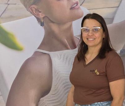 O Dia dos Pais está chegando e a Bella Ótica tem o presente perfeito para quem deseja surpreender com elegância e bom gosto! Sob o comando da empresária Flávia Bastianini, a loja preparou uma seleção especial de óculos solares das melhores marcas, com condições exclusivas e facilidades de pagamento imperdíveis. Aproveite esta oportunidade para presentear seu pai com muito estilo, qualidade e proteção. Passe na Bella Ótica e confira! Rua General Osório, 1440, no antigo prédio da AEC Centro. Informações: (16) 3701-7300 ou (16) 99952-7221.