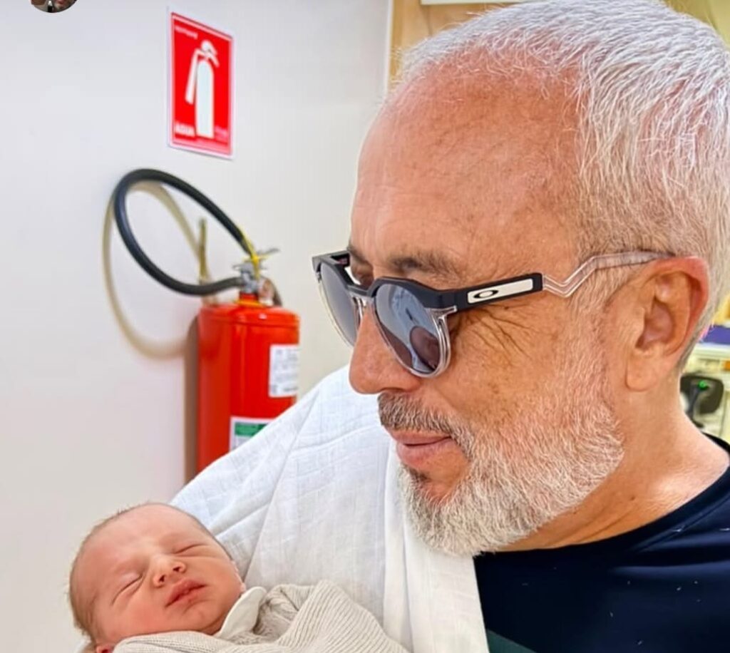 O caro amigo Luciano de Carvalho está feliz da vida com a chegada do netinho Matteo, que veio ao mundo para trazer ainda mais alegria, amor e felicidade à família! Um momento muito especial para o vovô babão Luciano e para a querida vovó Patrícia, que certamente já estão completamente encantados com esse pequeno grande presente da vida. Que Matteo cresça cercado de muito carinho e bênçãos!