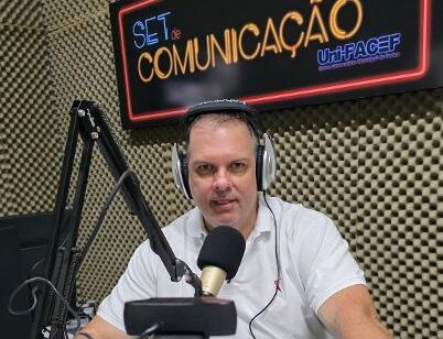 Se você busca um ambiente moderno, sofisticado e equipado com tecnologia de ponta para produzir conteúdos de alto nível, o Set de Gravação do Uni-Facef é a escolha perfeita. Tive a oportunidade de conhecer esse espaço e fiquei realmente impressionado com a qualidade dos equipamentos e a estrutura de primeiro mundo colocada à disposição dos usuários. É uma dica especial para advogados e demais profissionais que desejam gravar vídeos institucionais, podcasts, aulas, entrevistas e conteúdos para as redes sociais com máxima qualidade e excelente apresentação. Um espaço pensado para valorizar sua imagem e fortalecer sua comunicação. Entre em contato com o Uni-Facef e conheça as condições especiais oferecidas. Informações pelo telefone (16) 3713-4642.