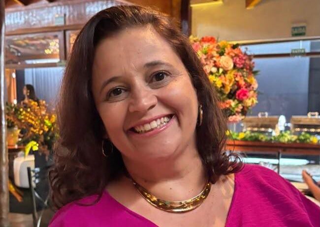 Hoje celebramos o aniversário da muito querida Malu Simões, dedicada coordenadora do Colégio Alto Padrão, onde é admirada por alunos, pais e colaboradores pelo profissionalismo, carinho e competência. Como professora da rede estadual de ensino, também honra a educação com talento e verdadeira vocação. Ao lado do esposo Fabiano, das filhas Helena e Eleonora, e do genro Vitor, Malu comemora esta data cercada de muito amor e alegria. Nós, que temos por ela grande amizade, carinho e admiração, desejamos um feliz e abençoado aniversário, com muita saúde, paz e incontáveis realizações.