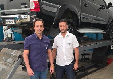 A excelência da Mavicar Bosch Car Service tem a assinatura de profissionais que fazem da qualidade um compromisso diário. À frente da oficina, Wagner Silva de Oliveira Marques e Lucas Vicente Alves dos Santos conduzem um trabalho pautado pela competência, seriedade e constante aprimoramento. Com uma equipe altamente treinada e especializada, a Mavicar oferece serviços mecânicos de alto padrão, tecnologia de ponta e atendimento de confiança, consolidando-se como uma das grandes referências do setor em nossa cidade. A Mavicar está localizada na Av. Dr. Hélio Palermo, 6115, telefone 16-3723-5555.