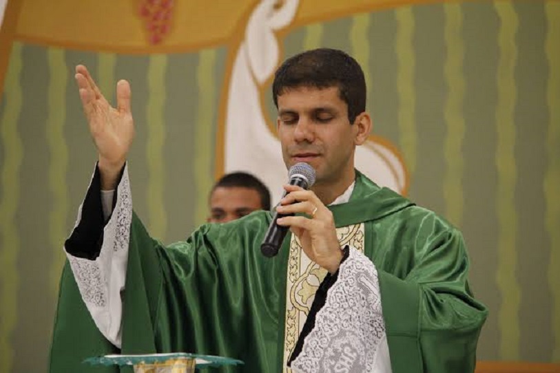 Diocese de SP anuncia excomunhão de padre ligado a grupo conservador