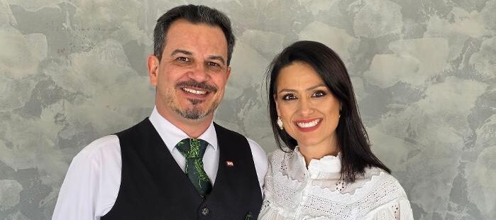 À frente do Colégio Mundo do Saber, o casal Regnon Molina e Larisse Castaldi merece todo o reconhecimento pelo trabalho sério, dedicado e apaixonado que realiza em favor da educação. Com visão empreendedora, sensibilidade e profundo compromisso com o desenvolvimento dos alunos, os diretores vêm construindo uma trajetória marcada pela qualidade, inovação e, acima de tudo, pelo carinho com cada família que confia ao colégio a formação de seus filhos. Regnon e Larisse são exemplos de gestores que acreditam que educar é transformar vidas e preparar um futuro melhor. Um trabalho que merece aplausos, respeito e o nosso mais sincero destaque!