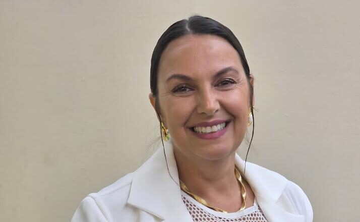 Competência, dedicação e compromisso com o ser humano definem a admirável trajetória de Tatiane Dib. Com 28 anos dedicados à Educação e 9 anos de atuação como Psicopedagoga, é referência no atendimento especializado a pessoas com TDAH, Síndrome de Down e TEA. Pedagoga Empresarial e fundadora do Café das Empreendedoras, comunidade que reúne mais de 200 mulheres, Tatiane se destaca por transformar vidas e incentivar o empreendedorismo feminino com sensibilidade, liderança e excelência.