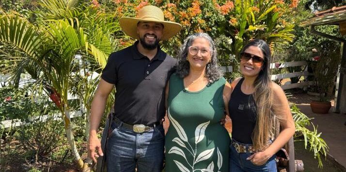 Não existe nada mais precioso na vida do que ter ao nosso lado uma família unida, presente e construída sobre os pilares do amor, do respeito e da cumplicidade. É na família que encontramos nossas raízes, nossas melhores lembranças e a força para seguir sempre em frente.