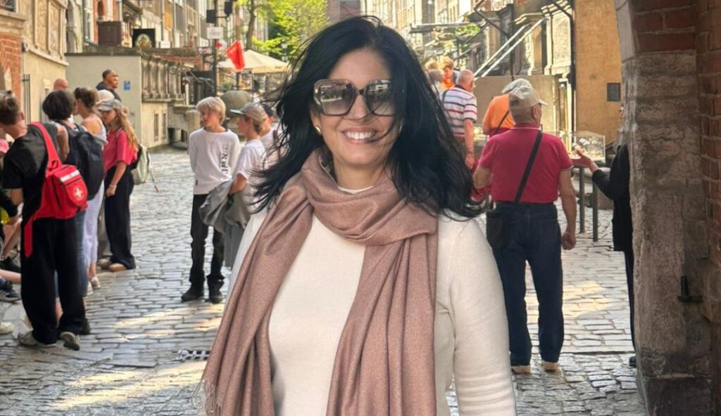 Talento, conhecimento e paixão pela arte se encontram no trabalho da querida Ana Claudia Querino, especialista em restauração e policromia, com técnica histórica barroca, que vem se destacando pela delicadeza e riqueza de seu trabalho. Ana Claudia é quem ilustra o quadro “Entre Cores e Histórias”, no programa Família Verzola Recebe, um espaço especial que tem conquistado e encantado nossos telespectadores, valorizando a arte, a cultura e as belas histórias por trás de cada obra. Um trabalho de grande sensibilidade e beleza, que merece todo o nosso reconhecimento e aplauso!