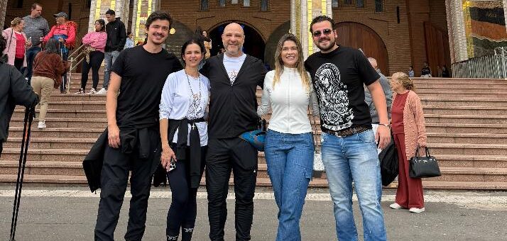 Nosso querido amigo Dr. Anderson Denis de Melo, diretor da Audibel Aparelhos Auditivos, viveu ao lado da esposa Luciana, familiares e amigos, uma experiência inesquecível no Caminho da Fé 2026. Foram 13 dias de caminhada e 318 quilômetros percorridos, entre subidas, descidas, dores, cansaço e muitos desafios, mas, acima de tudo, momentos de fé, oração, reflexão, alegria e superação, tendo como destino a Basílica de Nossa Senhora Aparecida. Mais do que uma caminhada, foram dias de encontros, histórias compartilhadas, novas amizades e gestos de solidariedade que certamente ficarão para sempre na memória. Um caminho que ensinou que, quando existe fé e companheirismo, cada passo ganha um significado especial. Parabéns, querido amigo Anderson! Que essa experiência continue inspirando sua vida com fé, gratidão e muitas bênçãos de Deus.