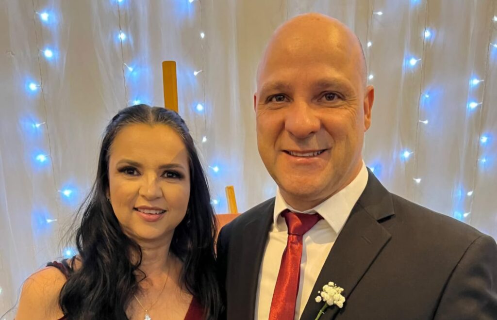 Na foto, o querido casal Dr. Anderson Denis de Melo e Luciana, duas pessoas que conquistam a admiração de todos pela simpatia, competência e dedicação. À frente da Audibel Aparelhos Auditivos, Dr. Anderson desenvolve um trabalho de excelência na unidade de Franca e também nas demais unidades de Minas Gerais, sempre pautado pelo profissionalismo e pelo compromisso com seus pacientes. Ao seu lado, sua esposa Luciana, que também integra a equipe Audibel, formando uma parceria que une competência, companheirismo e muito carinho. Um casal que representa, com brilho, a força do trabalho realizado em equipe e o verdadeiro significado de caminhar juntos!