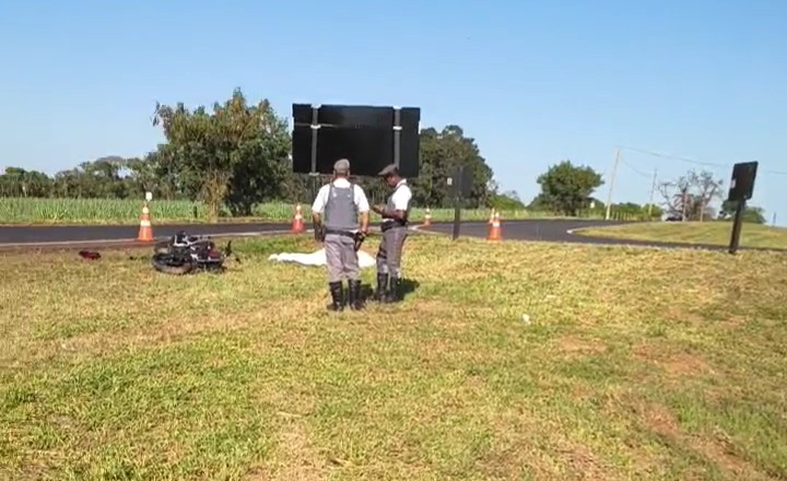 Motociclista bate em placa de sinalização e morre na Rodovia Prefeito Fábio Talarico