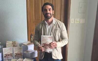 Nesta semana, no dia 08, no Teatro Judas Iscariotes, tivemos a honra de participar da solenidade comemorativa pelos 80 anos da Fundação Espírita Judas Iscariotes. Nossa equipe esteve presente fazendo a cobertura para o Família Verzola Recebe, que em breve mostrará esse momento especial em nossa programação. Na ocasião, o colaborador Bruno Ricardo Bérgamo Florentino lançou o livro “A Glória de Servir”, que retrata a bonita história dos 80 anos da Fundação. Parabéns a todos que fazem parte desta trajetória de amor, dedicação e solidariedade!