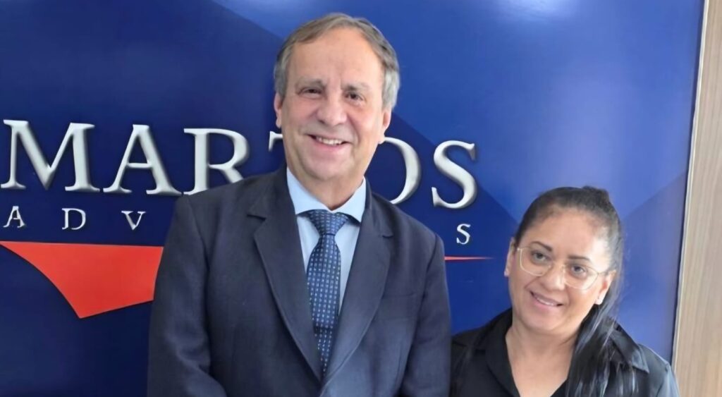 Registro especial para o caríssimo Dr. José Antônio de Faria Martos, Diretor da Martos Advocacia, professor e escritor, e para a querida Lucimara Martos, gerente administrativa do escritório. Na última semana, estivemos na Martos Advocacia para a gravação do Família Verzola Recebe e fomos recebidos com enorme carinho, atenção e cordialidade por toda a equipe. Um ambiente de profissionalismo, competência e, acima de tudo, muita gentileza. Agradecemos ao Dr. Martos, à Lucimara e a todos os colaboradores pela acolhida nota dez! Foi uma grande satisfação estar com vocês.