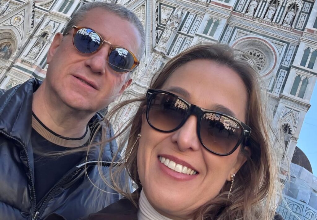 Franca tem o privilégio de contar com dois grandes nomes da medicina: o querido casal Dr. Adriano Faleiros Pimenta, destacado especialista em cirurgia vascular, e sua esposa, Dra. Thalita Pimenta, uma das mais competentes e requisitadas profissionais da área de Nutrologia. Unindo conhecimento, dedicação, experiência e, acima de tudo, amor pela profissão, Adriano e Thalita são referências em suas respectivas áreas e exemplos de uma medicina exercida com seriedade, excelência e respeito aos pacientes. Um casal que merece todo o nosso reconhecimento e admiração!