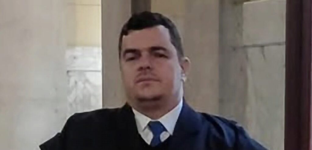 Hoje, nossa homenagem e nosso carinho são para o querido Dr. Erick Galvão Figueiredo, renomado e extremamente capacitado profissional da advocacia, que vem construindo uma trajetória marcada pela competência, pelo conhecimento, pela seriedade e, acima de tudo, pela maneira humana e respeitosa com que conduz sua vida e sua profissão. Dr. Erick é daqueles profissionais que honram a advocacia e conquistam, por seus próprios méritos, o respeito e a admiração de todos que têm a oportunidade de conhecer seu trabalho e sua história. Um grande advogado, mas, sobretudo, uma pessoa especial, de valores, caráter e enorme talento. Fizemos o convite e teremos a satisfação de contar, em breve, com sua presença no Família Verzola Recebe, para um bate-papo muito especial, falando sobre sua carreira, seus desafios, suas conquistas e também um pouco de sua vida. Prepare-se! Vem aí mais um encontro daqueles que vale a pena acompanhar. Conteúdo de altíssima qualidade, no Família Verzola Recebe!