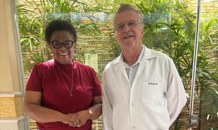 Hoje, nosso destaque especial, repleto de carinho e admiração, vai para o renomado Dr. Carlos Augusto Mantovani, médico ginecologista e obstetra de grande competência, reconhecido pelo profissionalismo, dedicação e pelo atendimento sempre pautado pelo respeito e pelo cuidado com seus pacientes. Ao seu lado, há muitos anos, está sua grande parceira Angela, presença fundamental em sua rotina profissional e que, com dedicação, competência e carinho, muito o auxilia no consultório. Uma parceria construída ao longo dos anos e que merece todo o nosso reconhecimento. Dr. Carlos Augusto Mantovani e Angela: uma dupla de talento, dedicação e, acima de tudo, de muito carinho pelo que fazem!