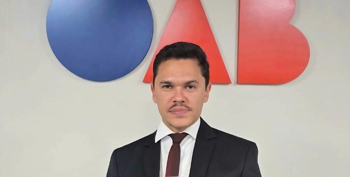 Destacar o Dr. Michael Coimbra é reconhecer o talento, a competência e a dedicação de um dos advogados mais destacados de nossa Franca. Profissional respeitado, preparado e comprometido com a excelência, ele vem construindo uma trajetória de muito sucesso na área jurídica. Um nome que honra a advocacia francana e que merece todo o nosso reconhecimento, admiração e aplauso!