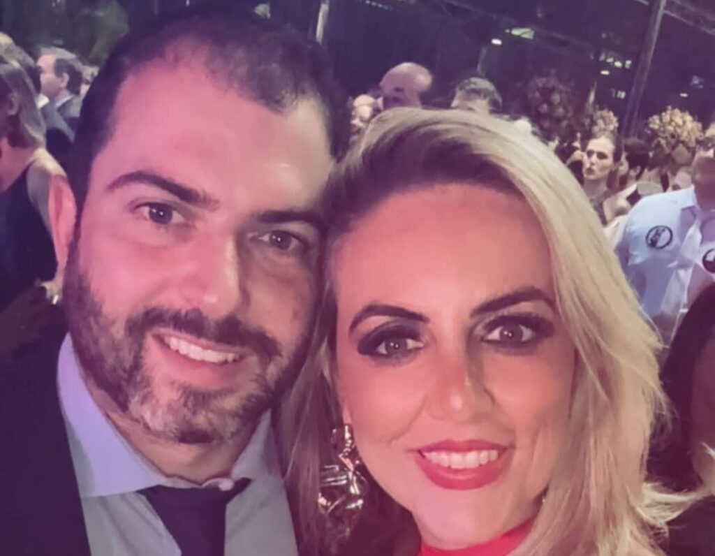 No último dia 28, foi dia de celebrar a vida da muito querida Thalita Pimenta Volpe, uma pessoa especial, admirada e querida por todos que tem o privilégio de sua convivência. Mesmo com um pouquinho de atraso, fazemos questão de registrar nossos parabéns, desejando a Thalita muitas e especiais bênçãos de Deus, saúde, felicidade, amor e incontáveis motivos para sorrir! A data foi comemorada com muito carinho ao lado de seu esposo, o grande nome da medicina oncológica e especialista em cuidados paliativos, Dr. Rogério Campos Cintra Volpe, das filhas, familiares e muitos amigos. Thalita, receba nosso abraço carinhoso e os mais sinceros votos de um novo ciclo repleto de luz, paz e bênçãos! Parabéns!