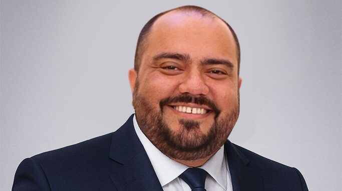 Hoje é dia de programa inédito Família Verzola Recebe, pelo Canal 3 da NET/Claro, e posteriormente disponível em nosso canal do YouTube e nas nossas redes sociais. Nosso convidado da semana é o muito capacitado profissional da área jurídica, Dr. Thiago Granzotti, grande especialista em Direito Público e Direito Eleitoral. Em um bate-papo esclarecedor e de altíssimo nível, Dr. Thiago conta sua trajetória na área jurídica e traz informações e dicas importantes sobre o universo eleitoral, especialmente neste momento em que se aproximam as eleições. Fique ligado! Informação, conhecimento e conteúdo de qualidade esperam por você no Família Verzola Recebe!