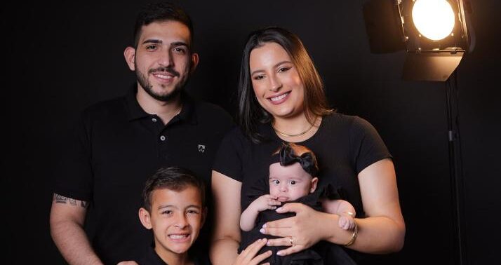 Um dos nomes mais respeitados e conceituados da advocacia francana, o Dr. Thiago Mazarão é destaque em nossa coluna de hoje. Profissional reconhecido por sua competência, dedicação e postura admirável, ele também revela, ao lado da família, seu lado mais especial. Na foto, Thiago está muito bem acompanhado de sua bela família: Beatriz, Lucca e Luísa, seus grandes motivos de orgulho e felicidade. Um registro que traduz não apenas o sucesso profissional, mas também a importância dos laços familiares. Uma família querida que merece todos os nossos aplausos!