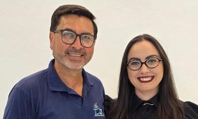 É sempre uma grande satisfação destacar a querida e muito respeitada Dra. Gabriela Mumic, profissional de grande competência na área jurídica e uma das referências quando o assunto é leilão de imóveis em nossa cidade. Recentemente, Dra. Gabriela esteve conosco para uma entrevista especial no Família Verzola Recebe, trazendo conhecimento, experiência e informações muito importantes aos nossos telespectadores. O programa irá ao ar em breve, em nossa programação. E a participação ganhou ainda um toque especial com a presença de seu pai, o querido Pastor Paulo, que visitou nossos estúdios e acompanhou de perto a participação da filha. Foi uma alegria imensa receber esses queridos amigos! Dra. Gabriela e Pastor Paulo, sejam sempre muito bem-vindos à Família Verzola!
