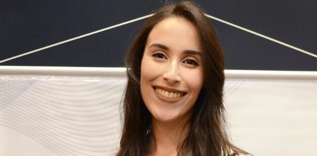 – É uma grande satisfação destacar a trajetória da Dra. Rafaela Souza, profissional extremamente competente e preparada, com atuação na área de licitações e consultoria jurídica para empresas que participam de compras públicas. Um trabalho que exige conhecimento, responsabilidade, estratégia e muita dedicação — qualidades que fazem da Dra. Rafaela um nome de grande destaque em sua área. E temos uma ótima notícia: em breve, ela estará conosco no programa Família Verzola Recebe, para um bate-papo especial, contando um pouco mais sobre seu trabalho, sua trajetória e também sobre sua vida. Será um prazer recebê-la!