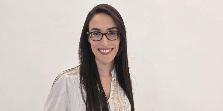 Na última semana, tivemos a satisfação de receber em nossos estúdios a competente e muito capacitada Dra. Rafaela Souza, destacada profissional da área jurídica, para uma conversa especial no Família Verzola Recebe. Em um bate-papo rico em conhecimento e informação, Dra. Rafaela abordou temas de grande relevância para o mundo empresarial, como licitações, oportunidades nos negócios e os desafios da advocacia empresarial. Uma participação especial, marcada por conteúdo, experiência e muita informação de qualidade! Fique ligado! Em breve, vem aí mais um conteúdo de altíssima qualidade no Família Verzola Recebe.