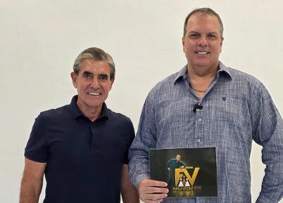 Hoje é dia de Família Verzola Recebe! A partir das 19h30, pelo Canal 3 da NET/Claro, você confere mais uma edição especial do nosso programa. O convidado desta semana é Duarte Nogueira, ex-prefeito de Ribeirão Preto e deputado por diversos mandatos, que novamente coloca seu nome à disposição dos eleitores, desta vez na disputa por uma cadeira na Câmara dos Deputados, como candidato a deputado federal. Em um bate-papo especial, Duarte fala sobre sua trajetória, sua ligação com Franca, além de apresentar projetos, ideias e propostas para o futuro. Fique ligado! Depois da exibição na TV, o programa também estará disponível em nosso canal do YouTube e nas nossas redes sociais. Família Verzola Recebe — informação, boas histórias e convidados especiais!