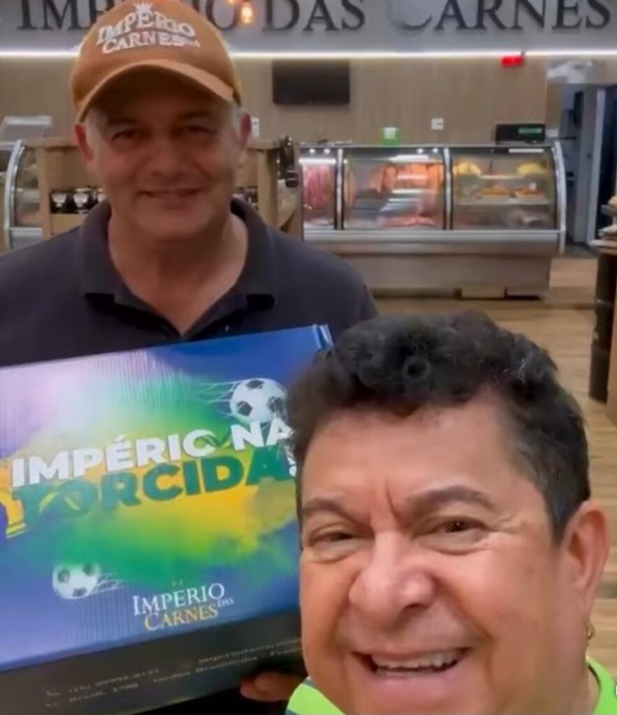 O querido Edinho, proprietário do Império das Carnes, merece o nosso destaque pelo trabalho à frente de um dos mais completos açougues da cidade, sempre prezando pela qualidade, variedade e, claro, pelo atendimento especial aos seus clientes. Na foto, Edinho aparece ao lado do queridíssimo Solimões, cliente assíduo do Império das Carnes e que conhece de perto a excelência dos produtos e o carinho com que é recebido por lá. Quando o assunto é carne de qualidade e bom atendimento, o Império das Carnes é referência! Está muito bem localizado na AV. Brasil, 2780, JD. Brasilândia, telefones 16-3725-0999 ou 16-99995-6191.