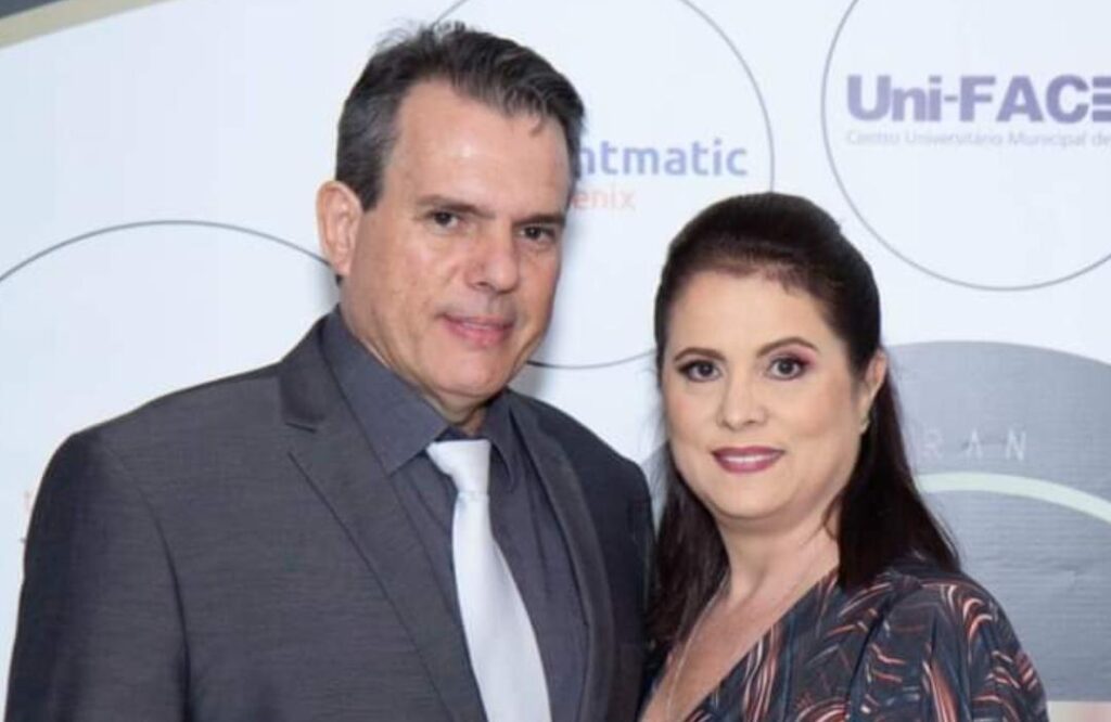 O querido casal João Márcio e Eliane Macedo é sinônimo de competência, dedicação e credibilidade. À frente do tradicional Escritório Contábil Líder, eles construíram uma trajetória marcada pela excelência e pelo respeito de seus clientes. Eliane também se destaca por sua atuação dinâmica e realizadora como presidente da Assescofran – Associação das Empresas de Serviços Contábeis de Franca e Região, liderando com entusiasmo e visão de futuro. Um casal que merece todo o nosso reconhecimento!