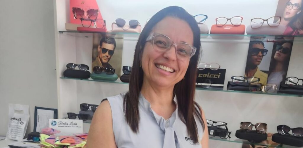 À frente da Bella Ótica, Flávia Bastianini é sinônimo de dedicação, competência e credibilidade. Com muitos anos de experiência no segmento ótico, ela se destaca pelo atendimento cuidadoso e pela busca constante pela satisfação de seus clientes. A Bella Ótica está presente em Franca, na Rua General Osório, 1440, no Centro, e também em Ribeirão Corrente, Rifaina, São José da Bela Vista e Cristais Paulista, levando qualidade e confiança para toda a região. Um trabalho construído com experiência, carinho e muita paixão pelo que faz!