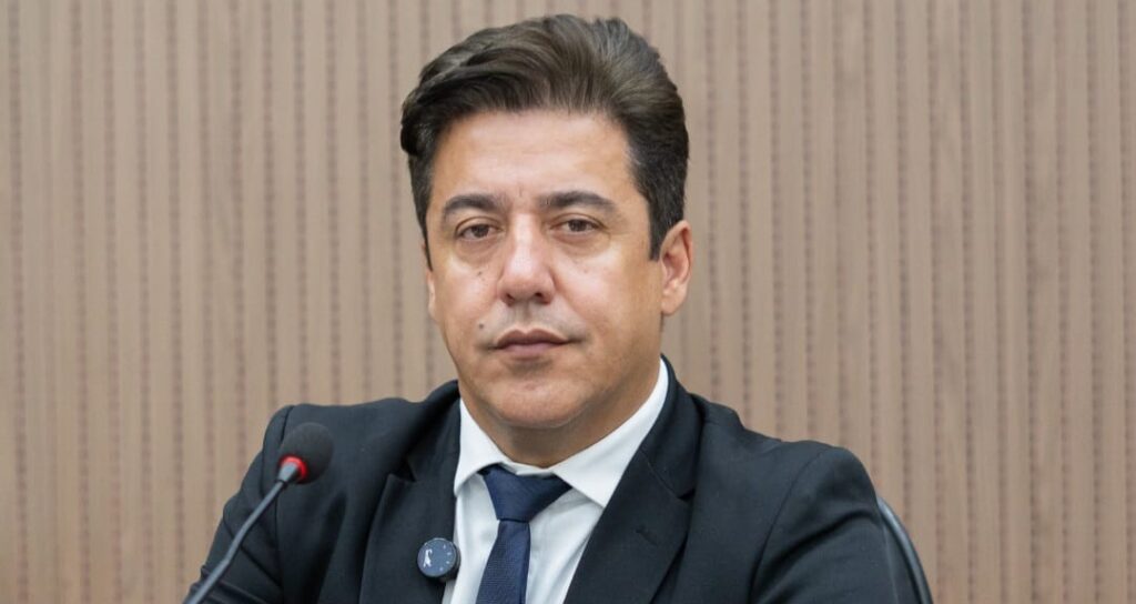 Franca ganha um importante avanço na atenção à comunidade autista, e merece destaque a atuação do vereador e presidente da Câmara Municipal, Fransérgio Garcia, na viabilização dessa grande conquista. A nova clínica especializada em diagnóstico, tratamento e terapias para pessoas com TEA terá capacidade para atender, em média, 500 autistas, representando um verdadeiro marco para nossa cidade. O projeto nasce da união de esforços dos vereadores da Câmara Municipal, com a valiosa participação do Pastor Ivo, pai do jogador Estêvão, que doou o projeto arquitetônico, além do apoio de emendas parlamentares. Parabéns, Fransérgio Garcia, pelo empenho, articulação e compromisso em lutar por uma estrutura tão necessária e importante para Franca. Uma iniciativa que demonstra que, quando há união e vontade de fazer a diferença, a política pode, de fato, transformar vidas!