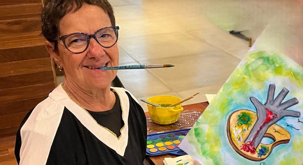 Maria Goret Chagas é dessas artistas que encantam, emocionam e inspiram! Reconhecida mundialmente por seu extraordinário talento em pintar com a boca e os pés, Goret é uma artista especial e uma integrante atuante da Associação dos Pintores com a Boca e os Pés. Sua arte traduz superação, sensibilidade, determinação e amor pela vida. E temos a alegria de anunciar que, em breve, ela estará conosco no Família Verzola Recebe, para uma entrevista muito especial, repleta de histórias, emoção e, claro, muita arte! Goret promete pintar, conversar e compartilhar conosco momentos marcantes de sua trajetória. Será um encontro imperdível com uma mulher verdadeiramente inspiradora!