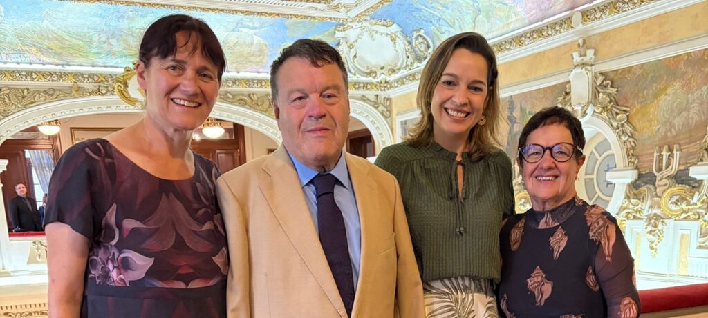 A Associação dos Pintores com a Boca e os Pés, seus talentosos artistas, o presidente internacional Tom Yendell, sua esposa e a diretora Paola Manograsso, em parceria com o Clube Naval, apresentam no Rio de Janeiro a emocionante exposição “Desafiando Limites, Definindo a Arte”. O evento, que começou no dia 4 de setembro e prossegue até o dia 18, das 12h às 18h, no Salão Nobre do Clube Naval, reúne obras que revelam talento, sensibilidade, superação e, acima de tudo, a força transformadora da arte. E nossa querida Maia Goret Chagas, talentosa artista francana, tem a honra de participar desta importante exposição, levando consigo o nome de Franca e sua arte, que traduz uma linda mensagem: “transformar desafios em expressão, talento e possibilidades”. Uma verdadeira celebração à arte, à autonomia e à capacidade de superar limites! Clube Naval – Av. Rio Branco, 180 – Centro – Rio de Janeiro. Conheça mais sobre os artistas da APBP: www.apbp.com.br.