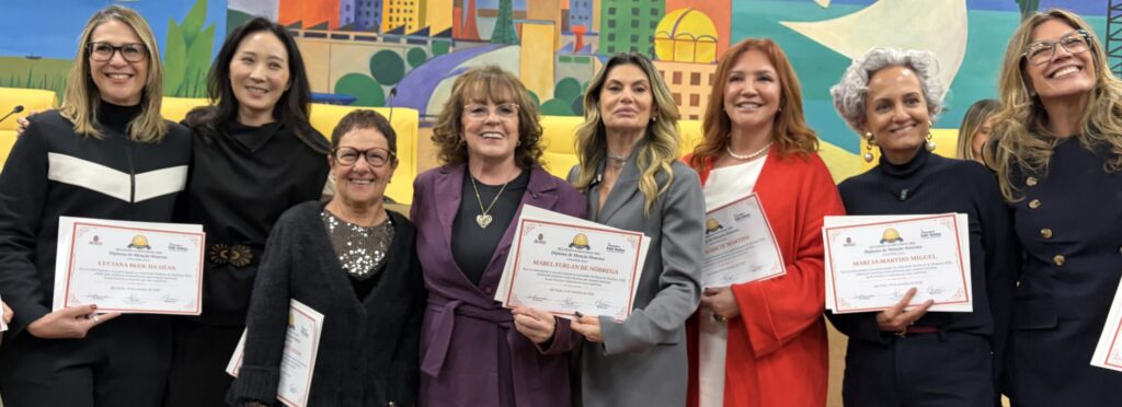 A querida artista francana Maria Goret Chagas, Membro Associada da Associação dos Pintores com a Boca e os Pés, foi homenageada com o Prêmio Mulheres & Histórias, recebendo Certificado de Honra ao Mérito por sua trajetória de superação, talento e inspiração. A premiação aconteceu no dia 18 de setembro, na Câmara Municipal de São Paulo, celebrando mulheres que rompem barreiras e transformam suas histórias em exemplos para tantas outras. Nossos aplausos a Maria Goret, por essa justa e emocionante homenagem!