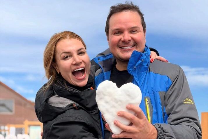 O querido casal João Paulo Alvarenga e Poli vive dias especiais de descanso e lazer em Valle Nevado, no Chile. João Paulo, diretor das construtoras Copenhagen, White House e Paradise, é nome de grande destaque na construção civil de Franca e região, sempre surpreendendo com projetos modernos, sofisticados e de muito bom gosto. Ao seu lado, a querida Poli, influenciadora digital e modelo fotográfica, esbanja charme e simpatia. Uma merecida pausa na rotina para aproveitar belas paisagens, momentos a dois e, claro, renovar as energias para os novos desafios!