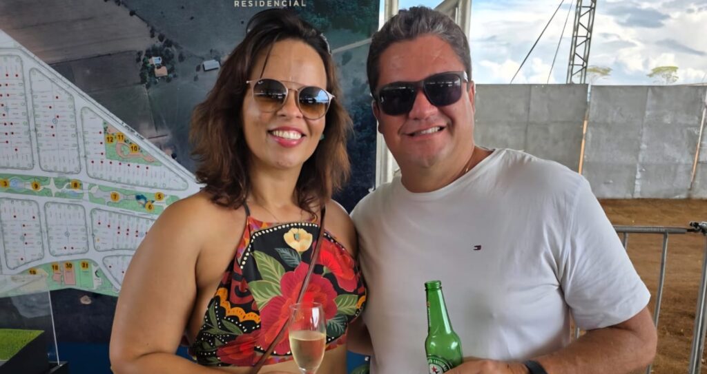 Os queridos amigos Juninho Manhas e Tarcila Carrijo Manhas completam, neste mês de setembro, 20 anos de uma feliz, sólida e abençoada união! Um casal muito querido, especial e admirado, que ao longo dessas duas décadas construiu uma bonita história de amor, companheirismo e cumplicidade. Hoje, com muito carinho, nós os homenageamos em nossa coluna, desejando a esse casal nota dez muitas alegrias, saúde, amor e, acima de tudo, incontáveis e especiais bênçãos de Deus em suas vidas. Parabéns, Juninho e Tarcila! Que venham muitos e muitos anos de felicidade!