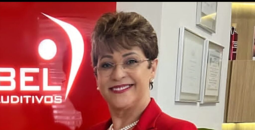 Destacar a Prof.ª Dra. Kátia Mirian de Melo Silveira é reconhecer uma trajetória marcada pelo conhecimento, pela dedicação e pela excelência profissional. Doutora em Audiologia e diretora da Audibel Aparelhos Auditivos, ela se consolidou como uma grande referência na área, unindo experiência, competência e um olhar profundamente humano em seu trabalho. Uma profissional que honra a missão de cuidar da saúde auditiva e transformar vidas por meio de seu conhecimento e dedicação.