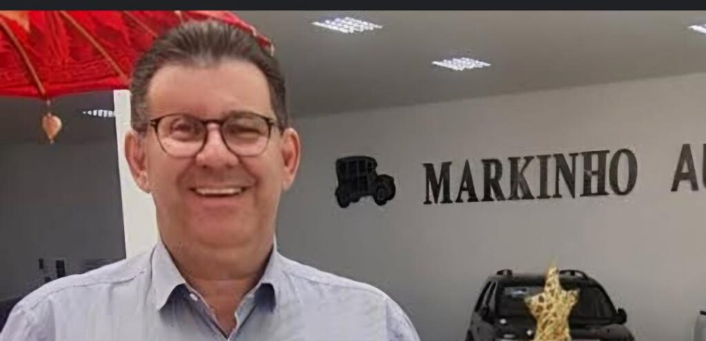 É sempre uma grande satisfação destacar o querido amigo Marco Antônio Soares Ferreira, empresário que construiu uma trajetória marcada pelo trabalho sério, dedicação e respeito aos seus clientes. À frente da Markinho Automóveis, uma das revendas de maior tradição e credibilidade de nossa cidade, Marco Antônio se destaca pela qualidade de seus veículos novos e seminovos, todos com procedência garantida, cuidadosamente revisados e oferecidos com excelentes condições de mercado. Mais do que comercializar automóveis, a Markinho Automóveis consolidou seu nome pela confiança, transparência e compromisso com cada cliente. Um trabalho que merece nossos aplausos e reconhecimento! Ao amigo Marco Antônio, nosso abraço, nossa admiração e votos de cada vez mais sucesso!