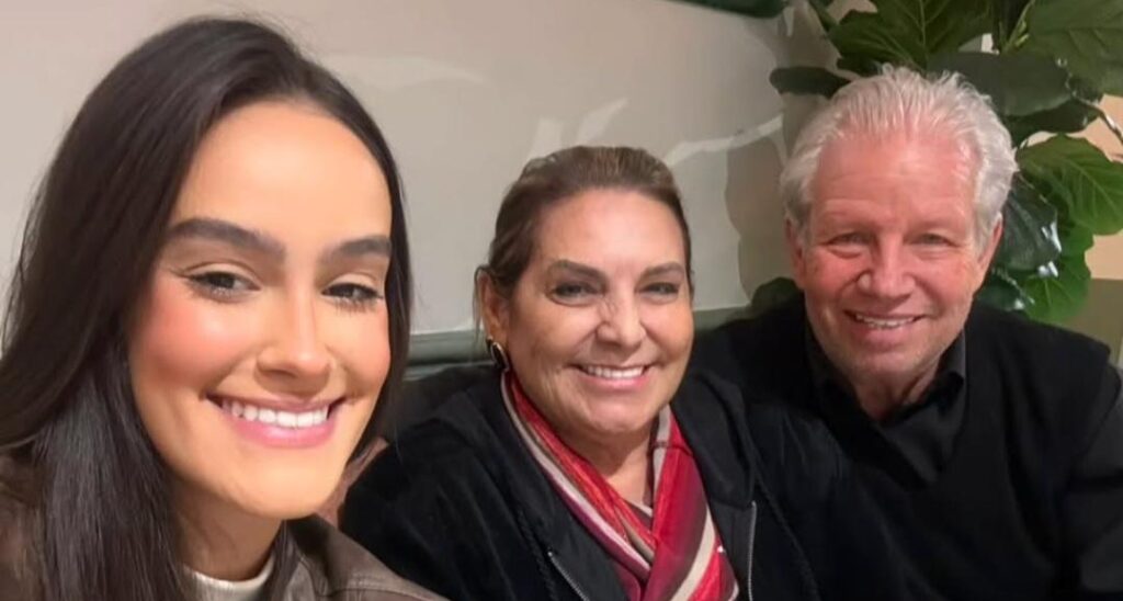 Registrar esta família tão querida e especial é, para nós, motivo de enorme alegria! Noedí e Samuel Freitas, ao lado da querida neta Isadora, dedicada estudante de Medicina, formam um daqueles exemplos de união, carinho e valores que admiramos profundamente. Temos por todos eles uma enorme admiração e um carinho muito especial, e poder destacá-los em nossa Coluna é sempre uma grande satisfação. Que Deus continue abençoando esta linda família!