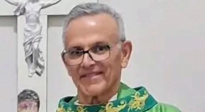 Muito querido e admirado em nossa cidade, o Padre José Geraldo Segantim é uma dessas figuras que deixam marcas profundas por onde passam, graças à sua dedicação, carinho e amor à missão sacerdotal. Agora, à frente de suas atividades cristãs na Capela João Paulo II, continua emocionando os fiéis com celebrações verdadeiramente lindíssimas, repletas de fé, espiritualidade e mensagens de esperança. Um sacerdote que conquistou o respeito e a admiração de toda uma comunidade e que, sem dúvida, representa uma grande referência da Igreja Católica em nossa Franca. Uma presença que acolhe, evangeliza e aproxima cada vez mais as pessoas de Deus.