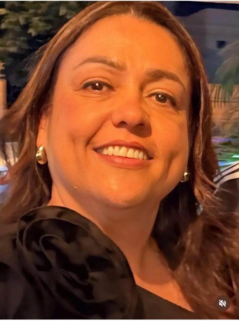 Hoje é dia de abraçar carinhosamente e celebrar a querida Raquel Lacerda, que completou mais um ano de vida no último dia 03. Profissional competente e dedicada, Raquel se destaca por sua atuação na rede estadual de ensino, sempre com muito compromisso e carinho pela educação. Filha da querida professora aposentada Dalva Bernardes e irmã de Cadu e Ricardo, ela é uma pessoa especial, admirada por todos que têm o privilégio de conhecê-la. Receba nosso abraço carinhoso e os votos de muita saúde, felicidade e novas conquistas! Parabéns, Raquel!