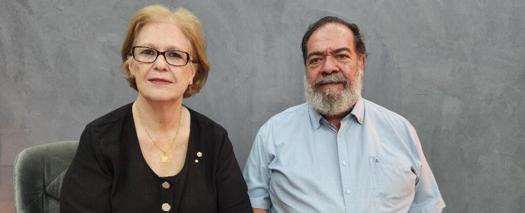 O nobre advogado Dr. Rui Engrácia Garcia é, sem dúvida, um dos nomes mais respeitados e requisitados da área jurídica de nossa cidade, construindo uma trajetória marcada pela competência, seriedade e dedicação à advocacia. Um profissional admirado por seus conhecimentos e pela maneira ética e responsável com que exerce sua profissão. Na foto, ele posa para este registro especial ao lado de sua querida esposa, Zulmira, companheira de tantos momentos. Um casal querido, que merece todo o nosso carinho, respeito e admiração!