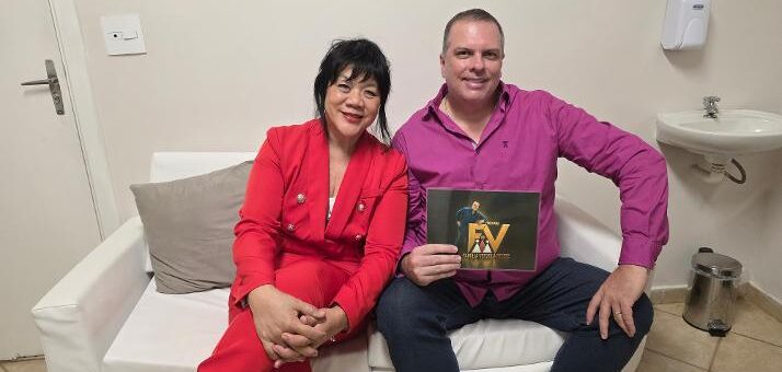 Nesta quinta-feira, temos programa inédito Família Verzola Recebe, com a presença especial da muito capacitada e respeitada profissional da medicina, Dra. Huang Wei Ling. Em uma conversa esclarecedora e muito especial, ela fala aos nossos telespectadores sobre os benefícios e as possibilidades de tratamento por meio da acupuntura. Um encontro de informação, conhecimento e saúde que vale a pena acompanhar! Confira pelo Canal 3 da Net/Claro, em nosso canal no YouTubee nas nossas redes sociais. Família Verzola Recebe — informação de qualidade para você!